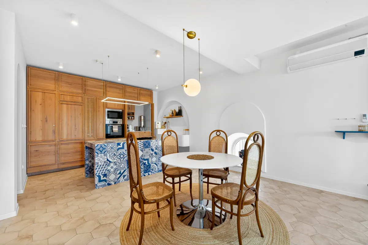Kitchen & dining