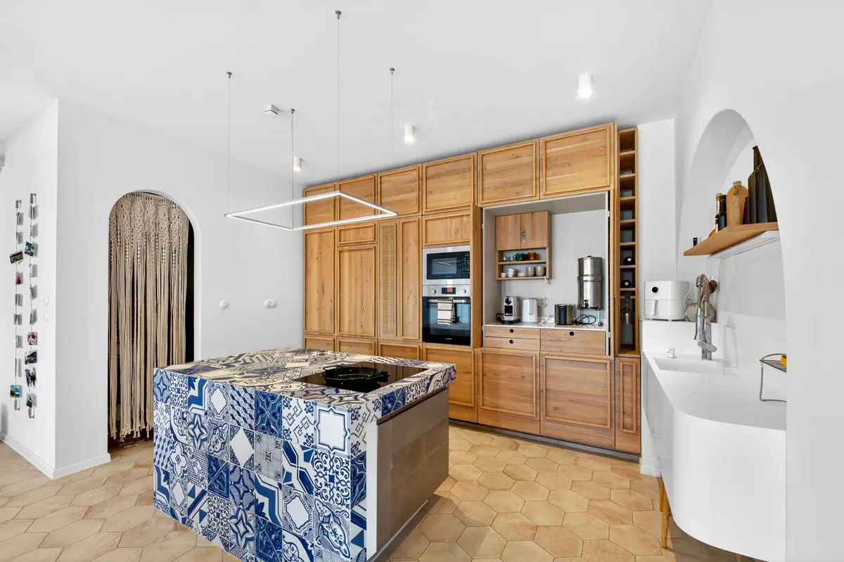 Kitchen & dining