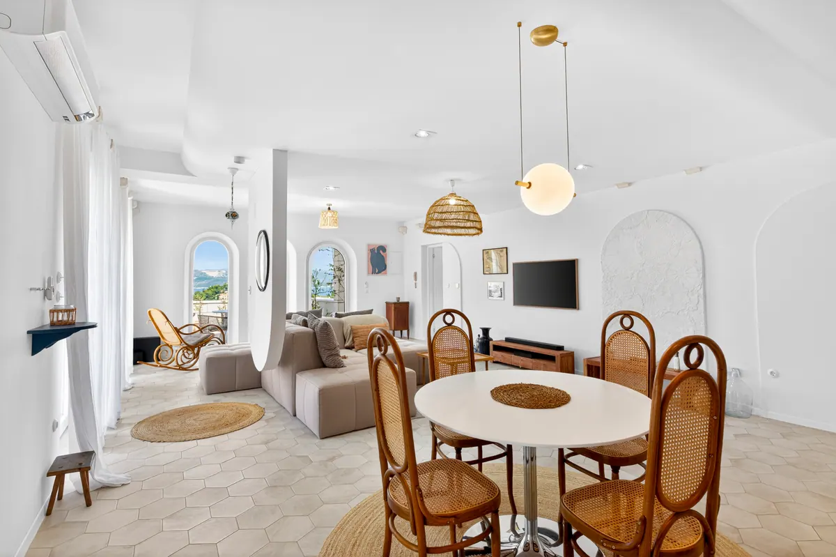 Kitchen & dining