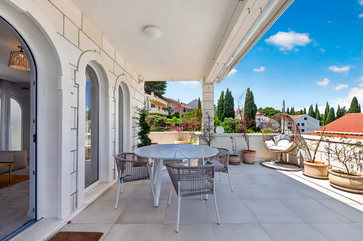 Terrace & jacuzzi