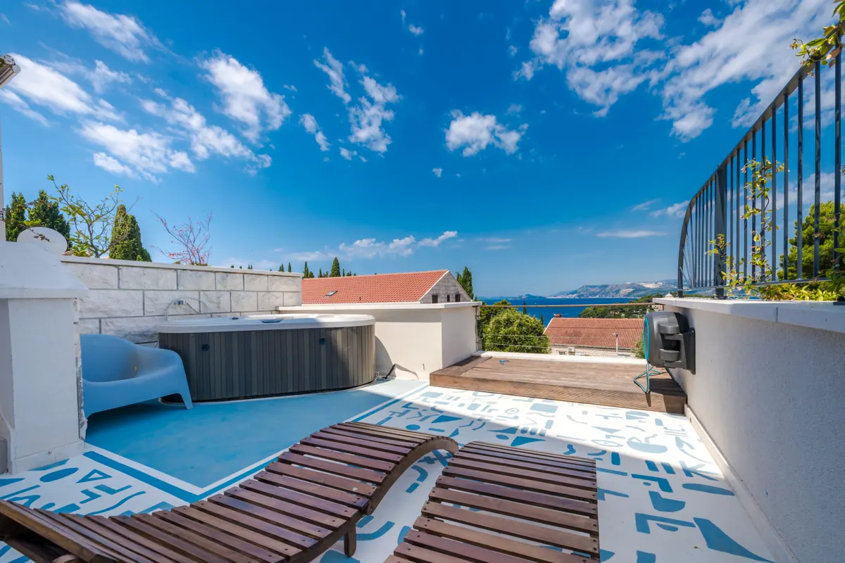 Terrace & jacuzzi