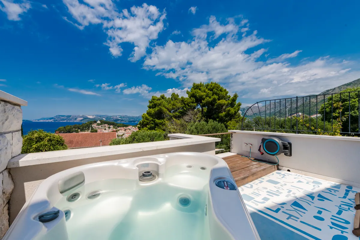 Terrace & jacuzzi