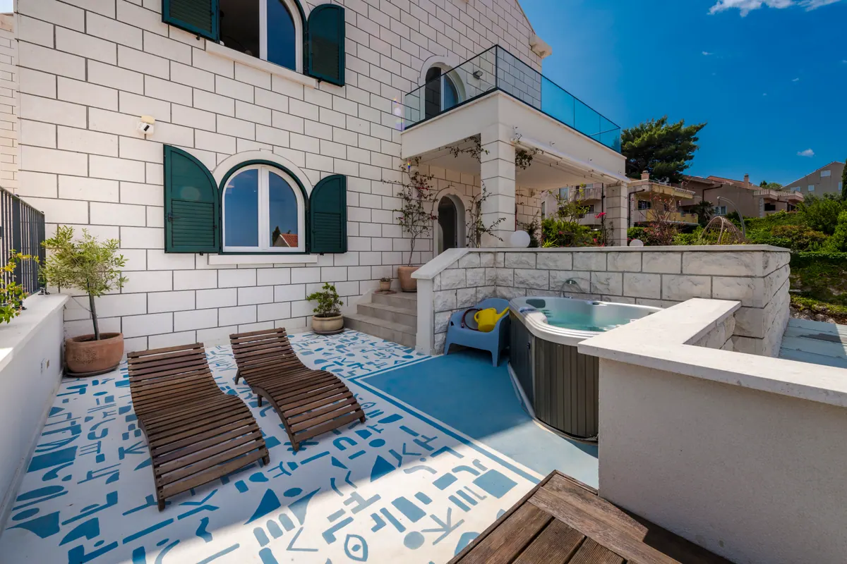 Terrace & jacuzzi